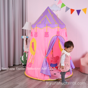 Les jouets pour enfants de petite maison jouent à la tente pour enfants endormis